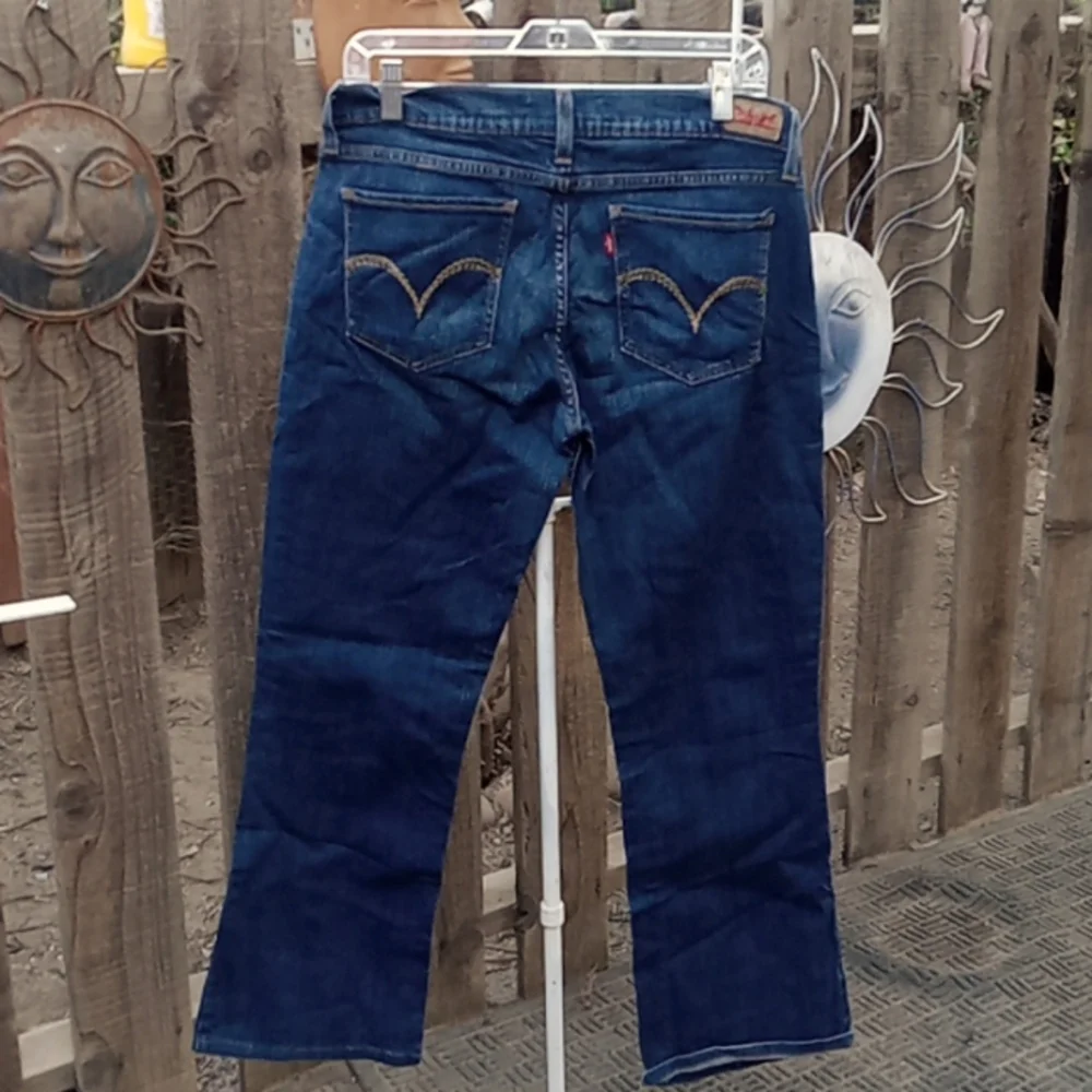 Woman's Levi's blue good condition, 524 to super low.13m-w31-L32
